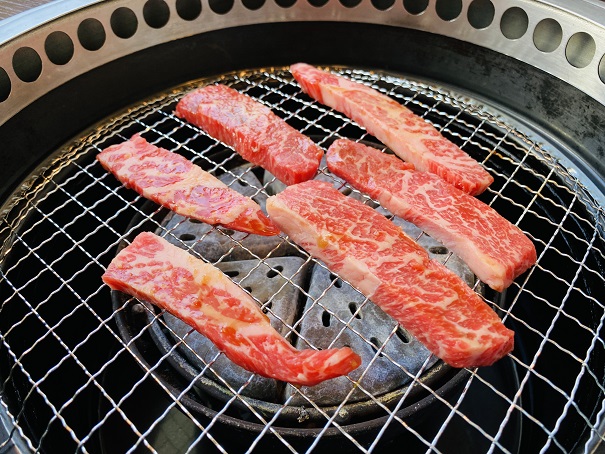 焼肉松阪国道店で牛肉を焼く