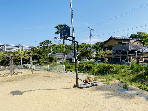 瀬戸大橋記念公園二あるバスケットゴール