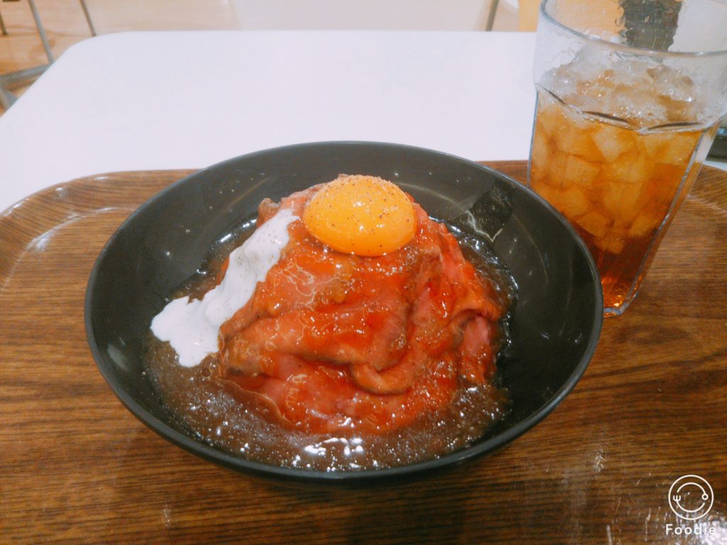 ローストビーフ丼６９０円