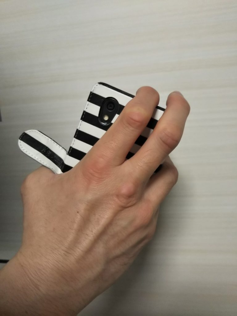 手でスマホをがっちり持つ