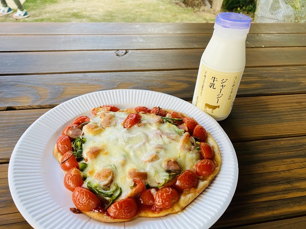 大山牧場　ピザ作り体験　ピザと牛乳