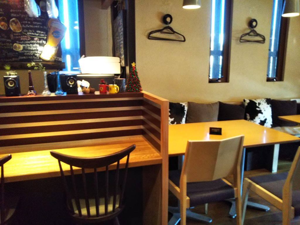 Quatre Quarts Cafe’店内テーブル