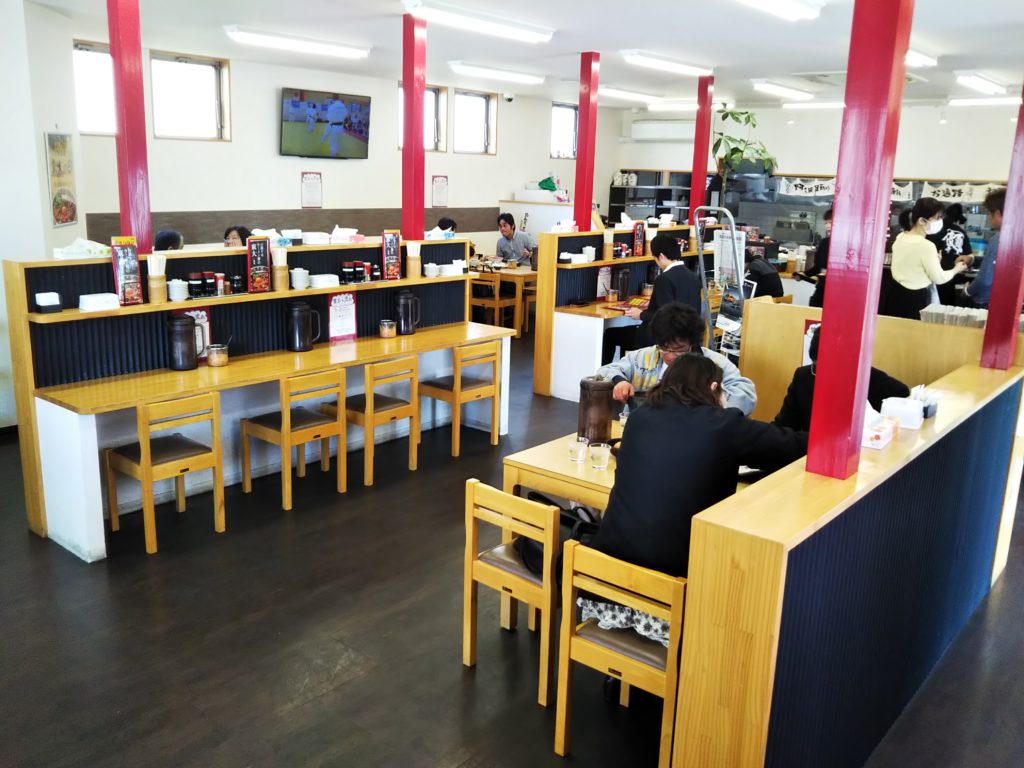 ラーメン東大店内1
