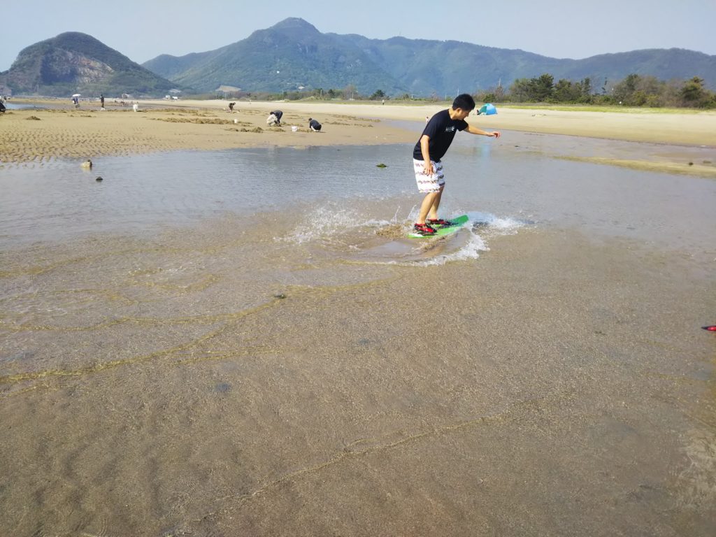飛び乗る