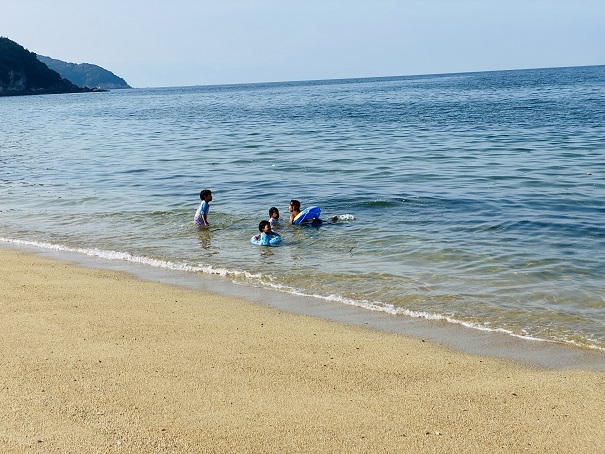 名部戸海水浴場遊ぶ子供達
