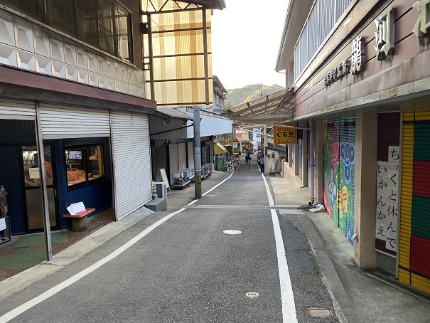 龍河洞の商店街を進