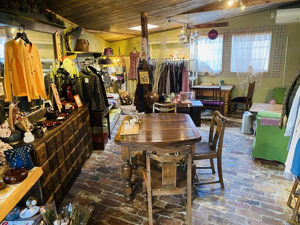 cafe jiji 奥の店内