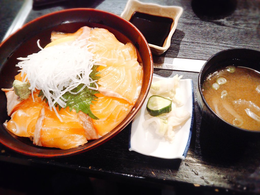 生サーモン丼