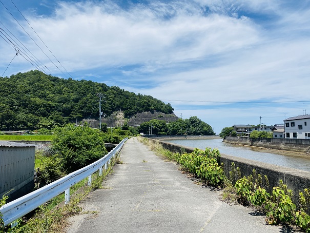 小浦海水浴場県道からの入口