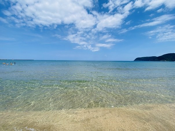 透きとおる青い海浦富海水浴場