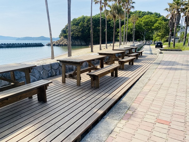 沙弥島海水浴場テーブルとベンチ