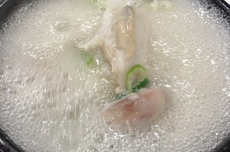 韓国ソウルの長安参鶏湯で美味しいサムゲタンを食べる