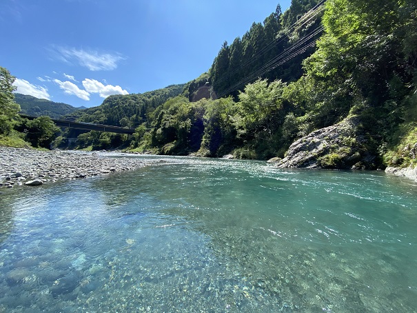 穴吹川　透明度の高い二又の瀬