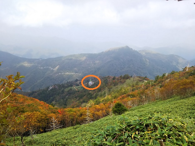 リフト乗り場が小さく見える