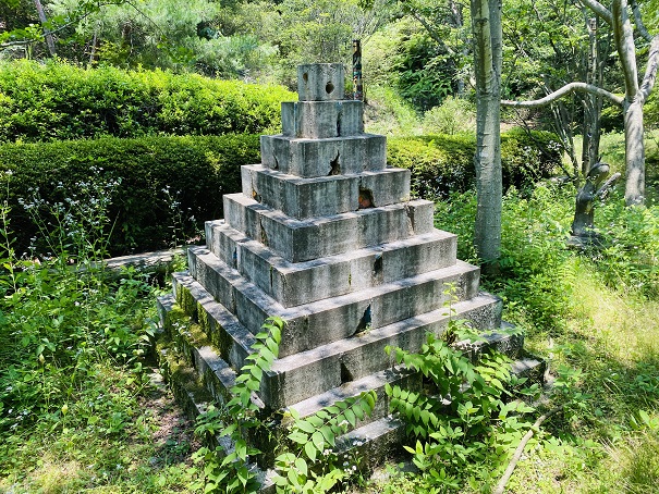 みやま公園　彫刻広場　ピラミッド