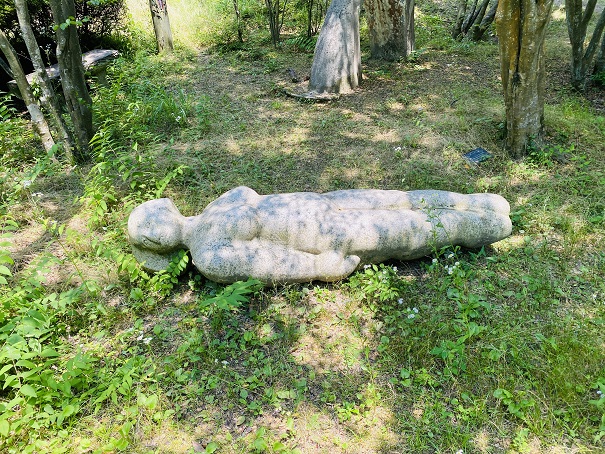 みやま公園　彫刻広場　横たわる女