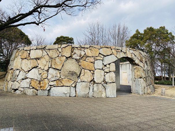瀬戸大橋記念公園　石の丸い塀