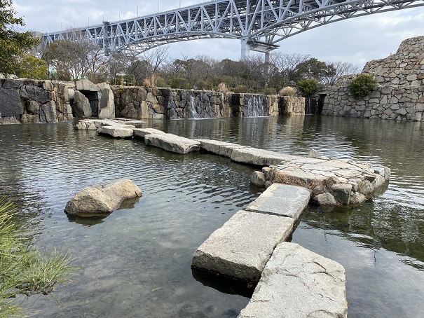 瀬戸大橋記念公園　くぐり滝石橋
