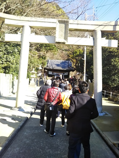 八栗寺　参拝の列
