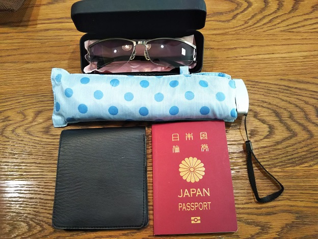 パスポートや傘やサングラス