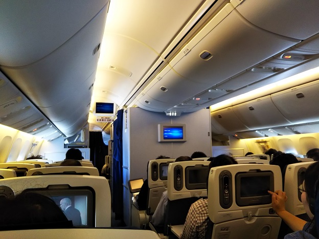 飛行機のエコノミーの通路側を