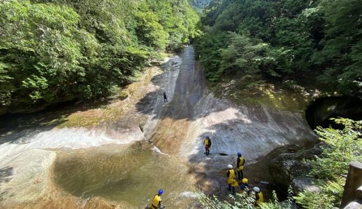 四国のおすすめ川遊び 滝スポット 飛び込み ターザンロープ
