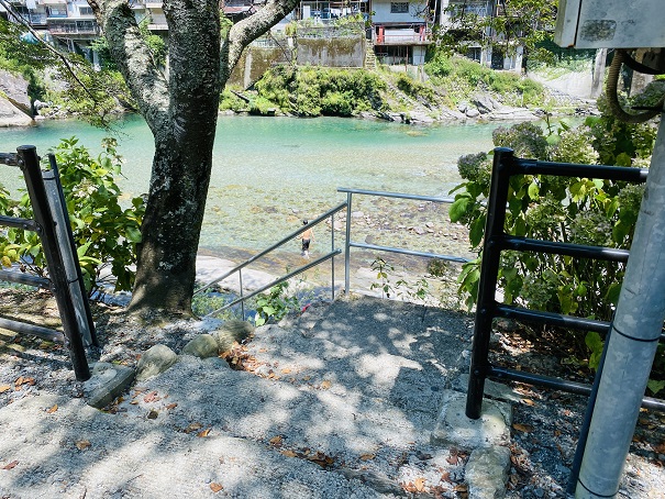 仁淀川上流の土居川へ降りる階段