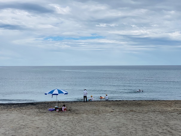 八橋海水浴場とパラソル