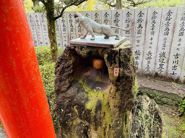 トラの音鳴田村神社