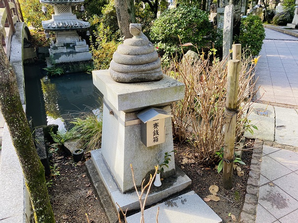 干支の石像を回す田村神社