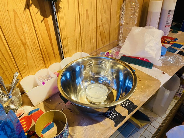 ファーザークリスマス　スノードーム作り体験　ドームに水を入れる
