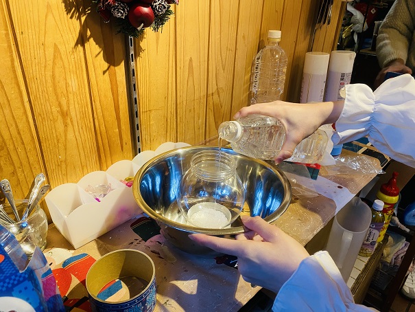ファーザークリスマス　スノードーム作り体験　精製水を入れる