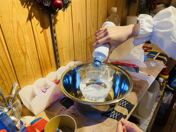 ファーザークリスマス　スノードーム作り体験　洗剤を入れる