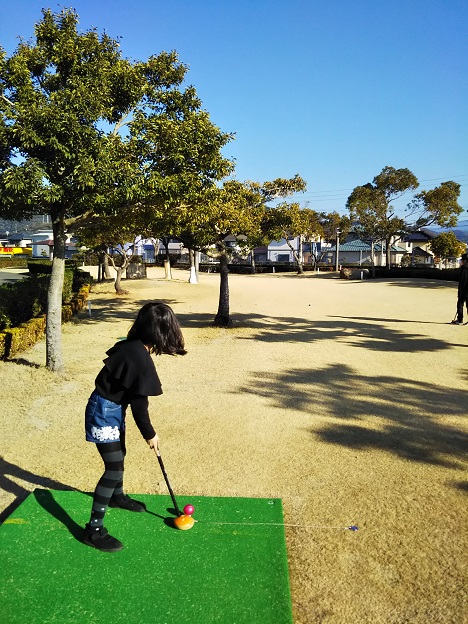 パークゴルフで遊ぶ