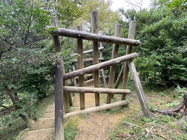 神山森林公園門前の守りアスレチック