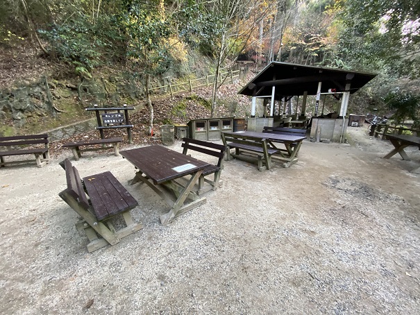 えひめ森林公園キャンプ場ベンチテーブル