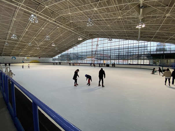 イヨテツスポーツセンターのアイススケート場