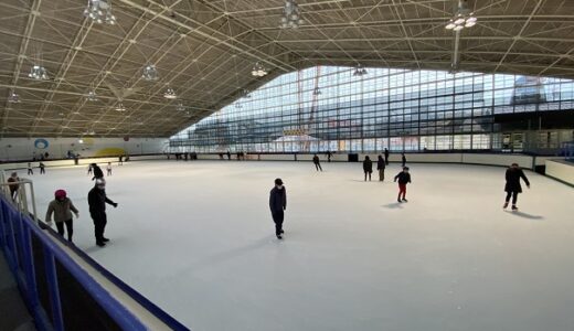 アイススケートを楽しむ イヨテツスポーツセンター 松山市