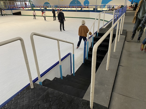 イヨテツスポーツセンターアイススケート場階段を降りる