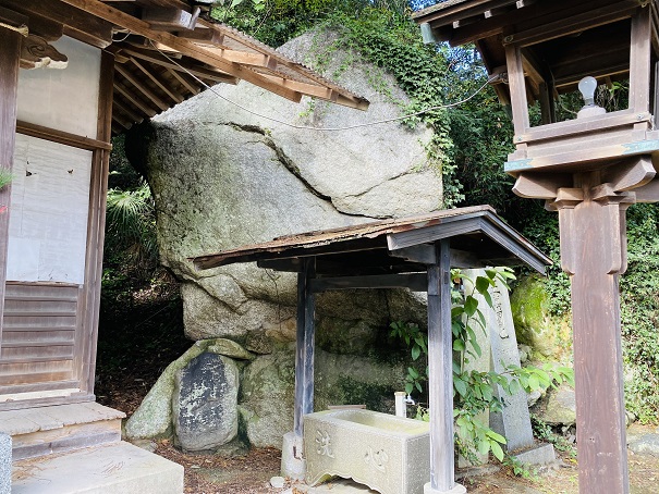 山之神神社の岩と手水舎