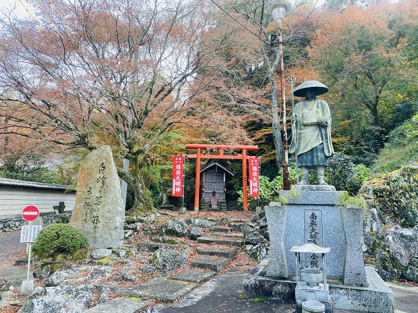 白峯寺入口付近の石像