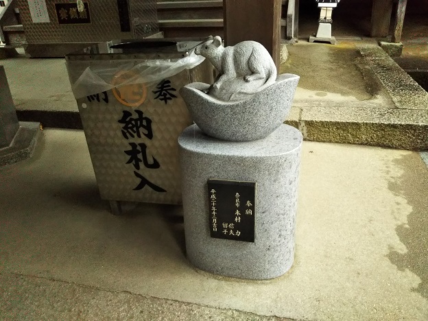 鼠の石像