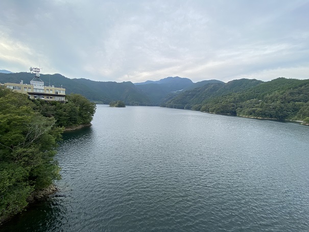 早明浦ダムから見たさめうら湖