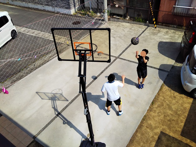 庭でバスケットボールで遊ぶ