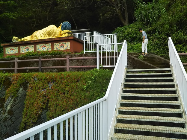 露座涅槃像への階段