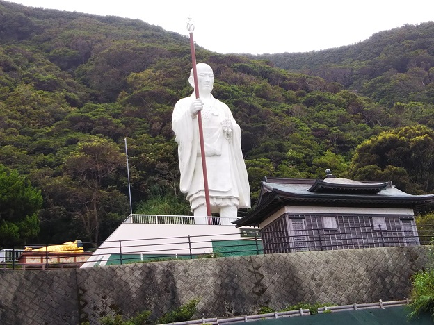 室戸 青年大師像 明星来影寺 修業時代の若き日の弘法大師と金箔張り露座涅槃像 あははライフ