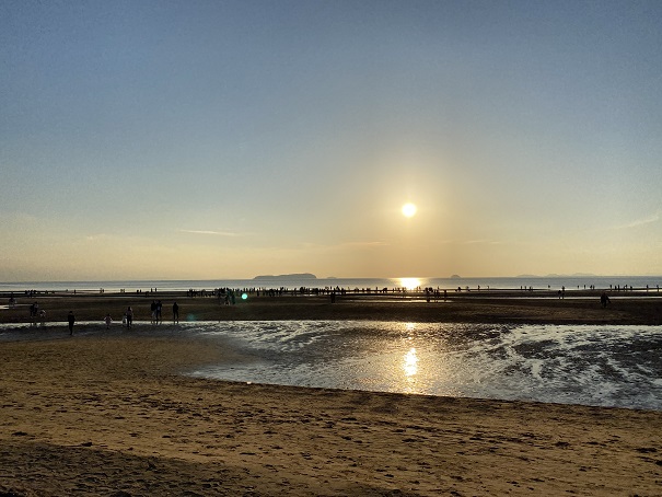 夕方の父母ヶ浜海岸と太陽