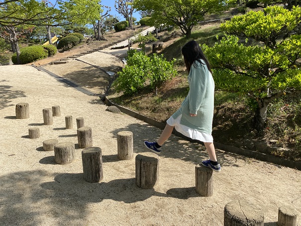 種松山公園西園地　冒険の森　丸太ステップ