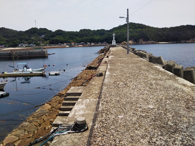 生里漁港の防波堤