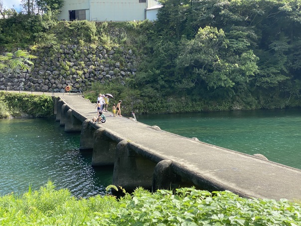 一斗俵沈下橋の川遊びと飛び込みスポット